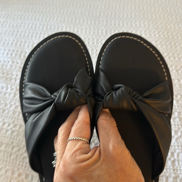 Black Gap slip on sandals size 8 - Picture 2 of 3